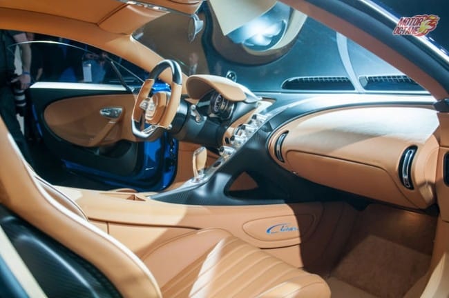 2017-Bugatti-Chiron-interior-03
