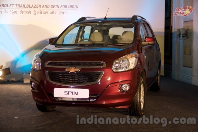 2017-Chevrolet-Spin-front-quarter-unveiled-in-Delhi