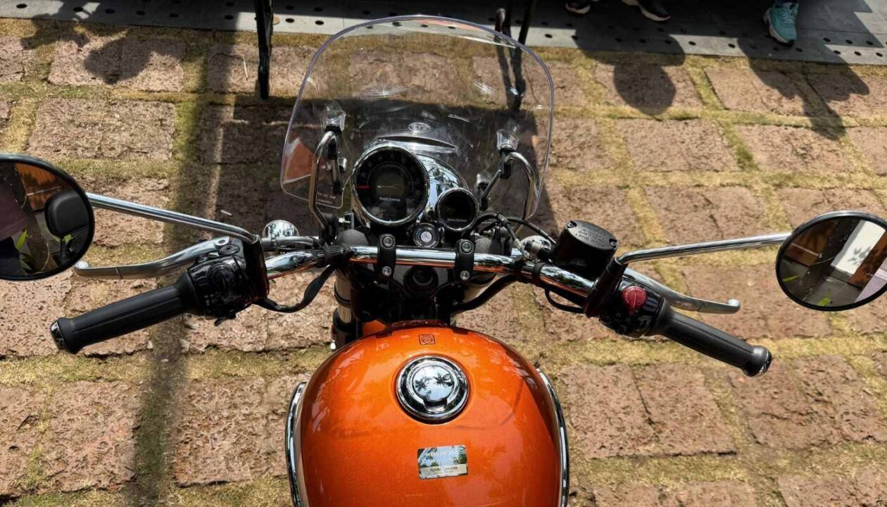 Royal Enfield Meteor 350 Sundowner Orange cluster