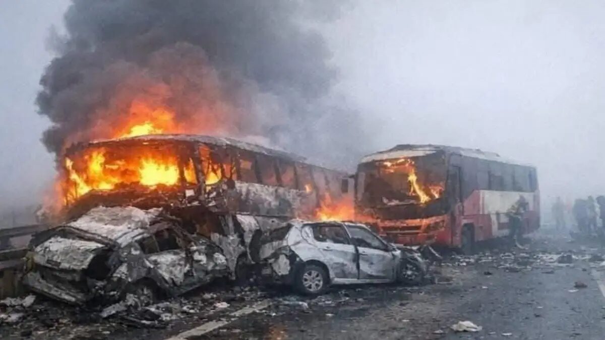 How To Avoid Accidents In Smog? - Delhi Expressway Accident