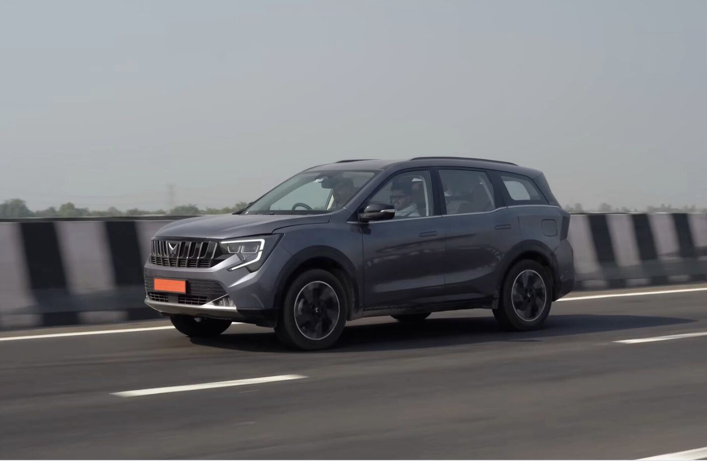Mahindra XUV7XO road presence