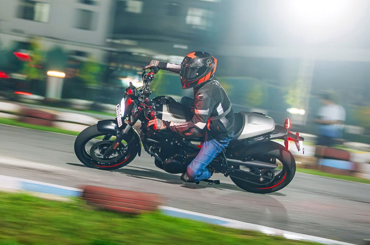 2026 Royal Enfield Guerrilla 450 - The Riding Experience