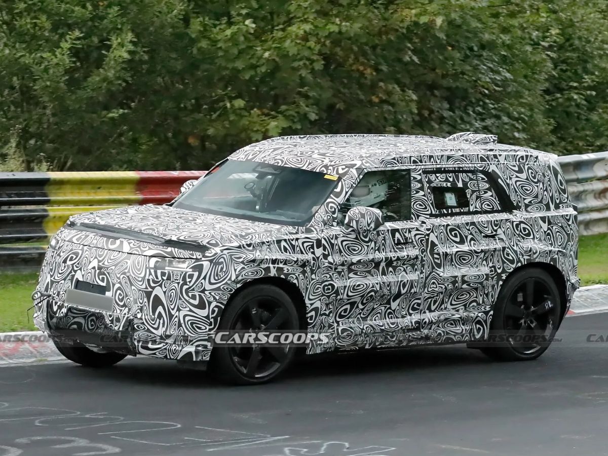 Land Rover 'Baby' Defender Side Spy Shot